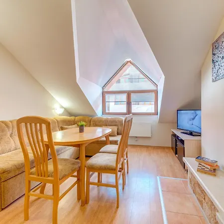 Two-bedroom Warm Mountain Hideout Apartament *