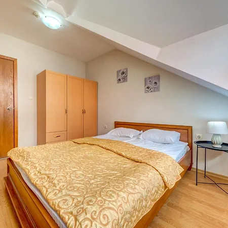 Two-bedroom Warm Mountain Hideout Apartament *